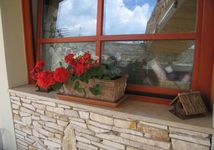 Jura mészkő, beige ablakkönyöklő<br>
Alapkő a természetes kőburkolatok között.