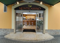 Jura mészkő, vörös<br>
<b>Cafe Montecassino</b>
