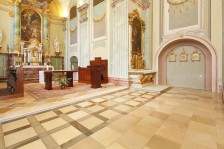 Solnhofeni mészkő, finomra csiszolt<br />
Veszprém | Szent István ferences templom